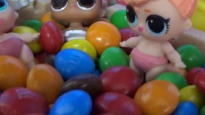 ЦЕЛАЯ ПЕСОЧНИЦА С КОНФЕТАМИ! В детском садике малышей ЛОЛ  #куклы #ЛОЛ сюрприз #Мультики lol