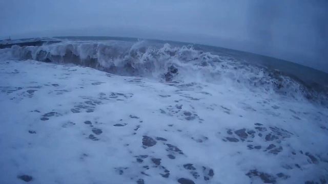 . Накрыло волной вместе с камерой. Зима в Адлере, купаемся каждый день (4 января 2022) смотреть онлайн