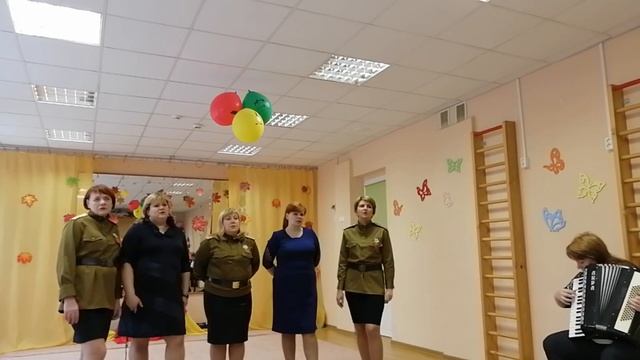 Ансамбль педагогов "Рябинушка" - "В землянке" (авторы К. Листов, А. Сурков) смотреть онлайн