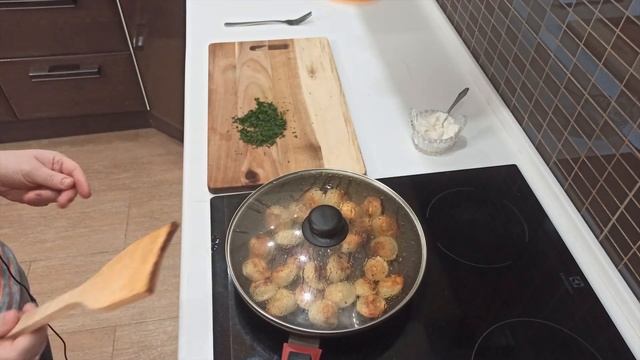 Вкусные жареные пельмени в соусе рецепт. Как жарить, пожарить на сковороде смотреть онлайн