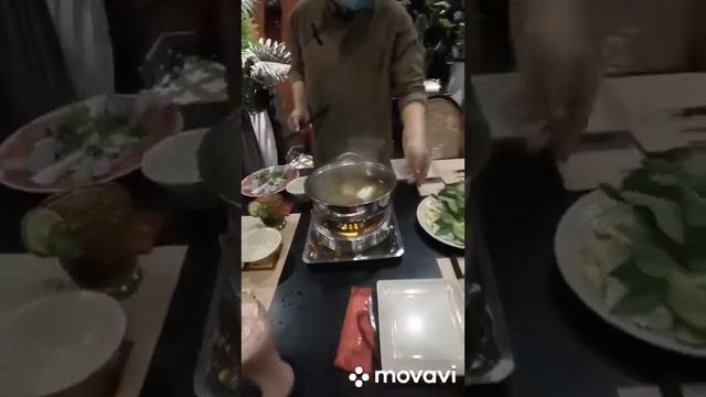 Зашли покушать-пришлось готовить/ хотпот в прикольном открытом кафе Хошимина, Вьетнам