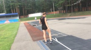 Как научиться бросать гранату. Красивая девушка и граната. Разбор техники броска гранаты