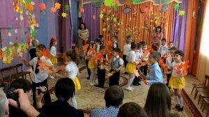 Вход детей на осенний праздник  «Чародей листопад»