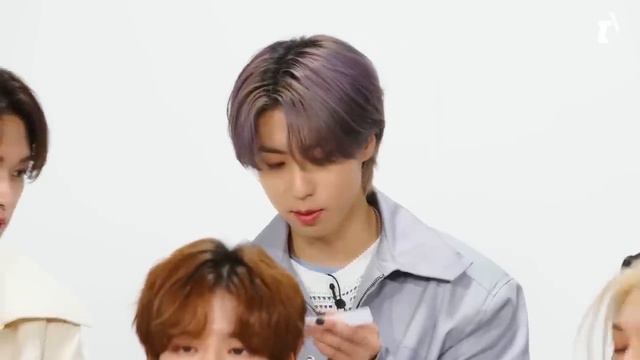 Stray Kids играют в Правду или Действие для Teen Vogue