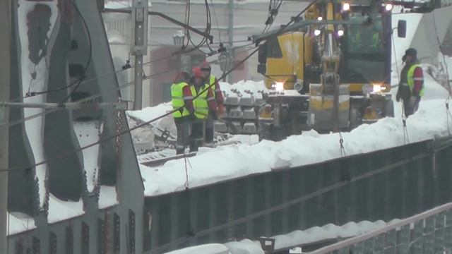 Укладка первых звеньев путей на Каланчевском путепроводе