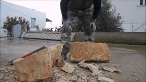 Раскалываем большой камень кувалдой. Грубая обработка