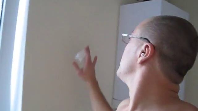 как клеить обои. Советы от мастера. Как вытирать запачканное полотно. смотреть онлайн