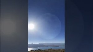 В Арктике, между Россией и Канадой, Луна прошла 30-секундный путь, блокируя солнце на 5 секунд.