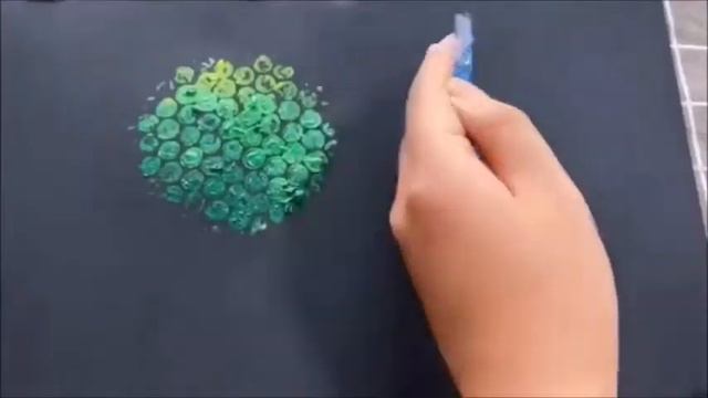 Рисование "Деревья" с помощью пупырчатой пленки. смотреть онлайн