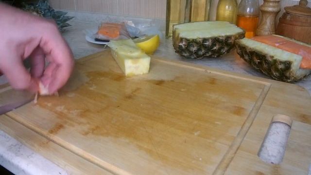 Лосось на подложке из ананаса с соусом.