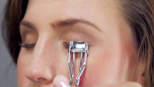 How to Use an Eyelash Curler : Makeup Tool Guides смотреть онлайн