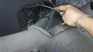 Чистка дренажного отверстия радиатора кондиционера Меган 2