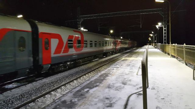 Электровоз ЭП2К-182 с пассажирским поездом на станции Фроловское смотреть онлайн