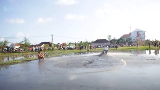 Motorcycle Ramp Jump into Rice Field at Deus Ex-Machina Canggu, Bali смотреть онлайн