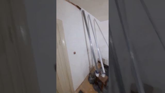 зал гостинная центральная комната дома после 15 дней ремонта. финишная шпатлевка, электромонтаж смотреть онлайн