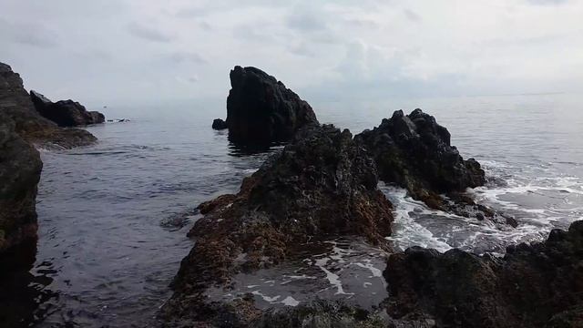 Шум волн о скалы на берегу Манаролы. MANAROLA, CINQUE TERRE, LIGURIA, ITALIA. 17.10.2016 смотреть онлайн