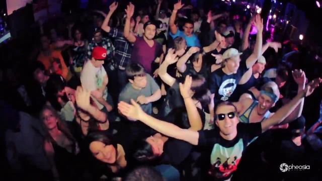 Mustache Bash w/ ADVENTURE CLUB + HELICOPTER SHOWDOWN HD смотреть онлайн