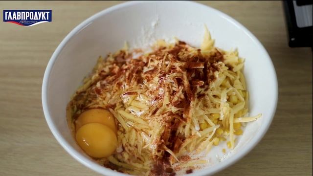 СЫРНО-КУКУРУЗНЫЕ ОЛАДЬИ. Рецепт сырно-кукурузных оладушек из консервированной кукурузы ГЛАВПРОДУКТ. смотреть онлайн
