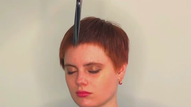 КОРОТКАЯ СТРИЖКА С КОРОТКОЙ ЧЕЛКОЙ НА ТОРЧАЩИЕ ВОЛОСЫ. смотреть онлайн