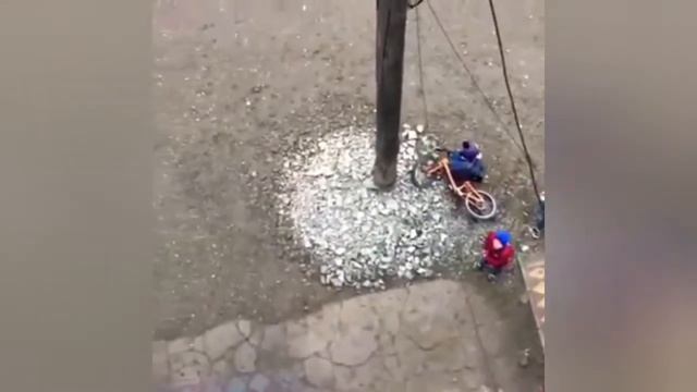 злой кинул яйцо маме смотреть онлайн