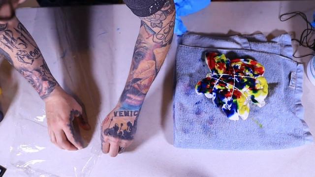 DIY | How to tie dye | Spiral, Crumple, and Accordion Style Tie Dye смотреть онлайн