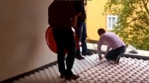 Укладка трубы водяного теплого пола на мат с бобышками