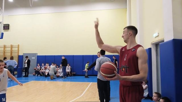 Дебют в баскетболе с МБА. Игроки мужской команды пришли на детский турнир смотреть онлайн