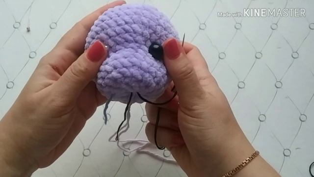 Пришивание глазок-бусинок и вышивание белков глаз вязаной игрушке. смотреть онлайн