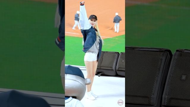 [4K] Seo Hyun-Sook Cheerleader 'Fighting' Performance Fancam | Doosan Bears 230405 смотреть онлайн
