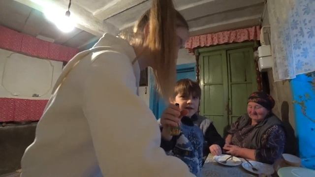 Село. Баня. Бабушка первый раз пробует суши. Мини пила смотреть онлайн