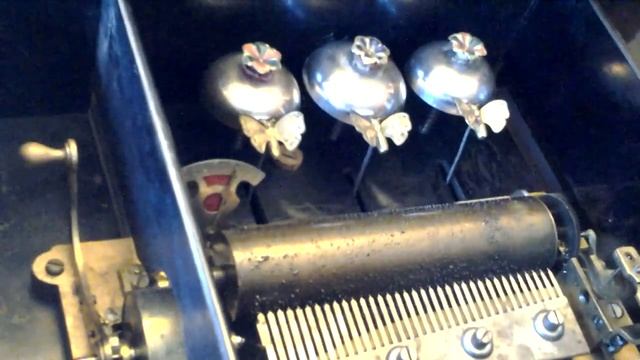 10 air Musical Box "BELLS IN VUE" With Butterfly Strikers, c.1880 смотреть онлайн