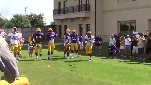 LSU DB Devin Voorhies stops Leonard Fournette to highlight goal line drill | Video смотреть онлайн