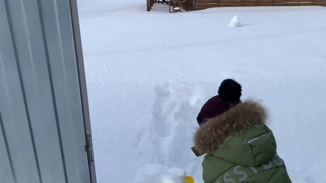 Чистим снег на даче. Часть 1