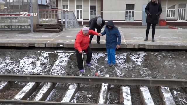 Как люди переходят ЖД-пути в Мулянке смотреть онлайн