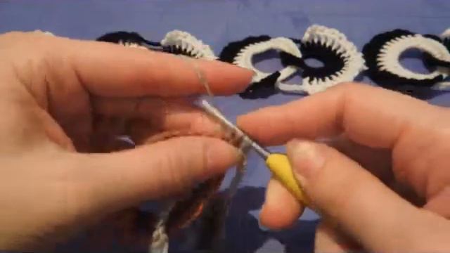 Красивый двухцветный мотив крючком смотреть онлайн