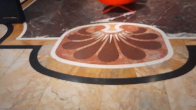 Аутогид рассказывает проПеццоли и ниСлова ни о его семье, ни чем занимались- ну прямо "наш" мальчик смотреть онлайн