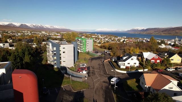 Wonderful Icelandic Autumn Colours in Akureyri - 4K Tour смотреть онлайн