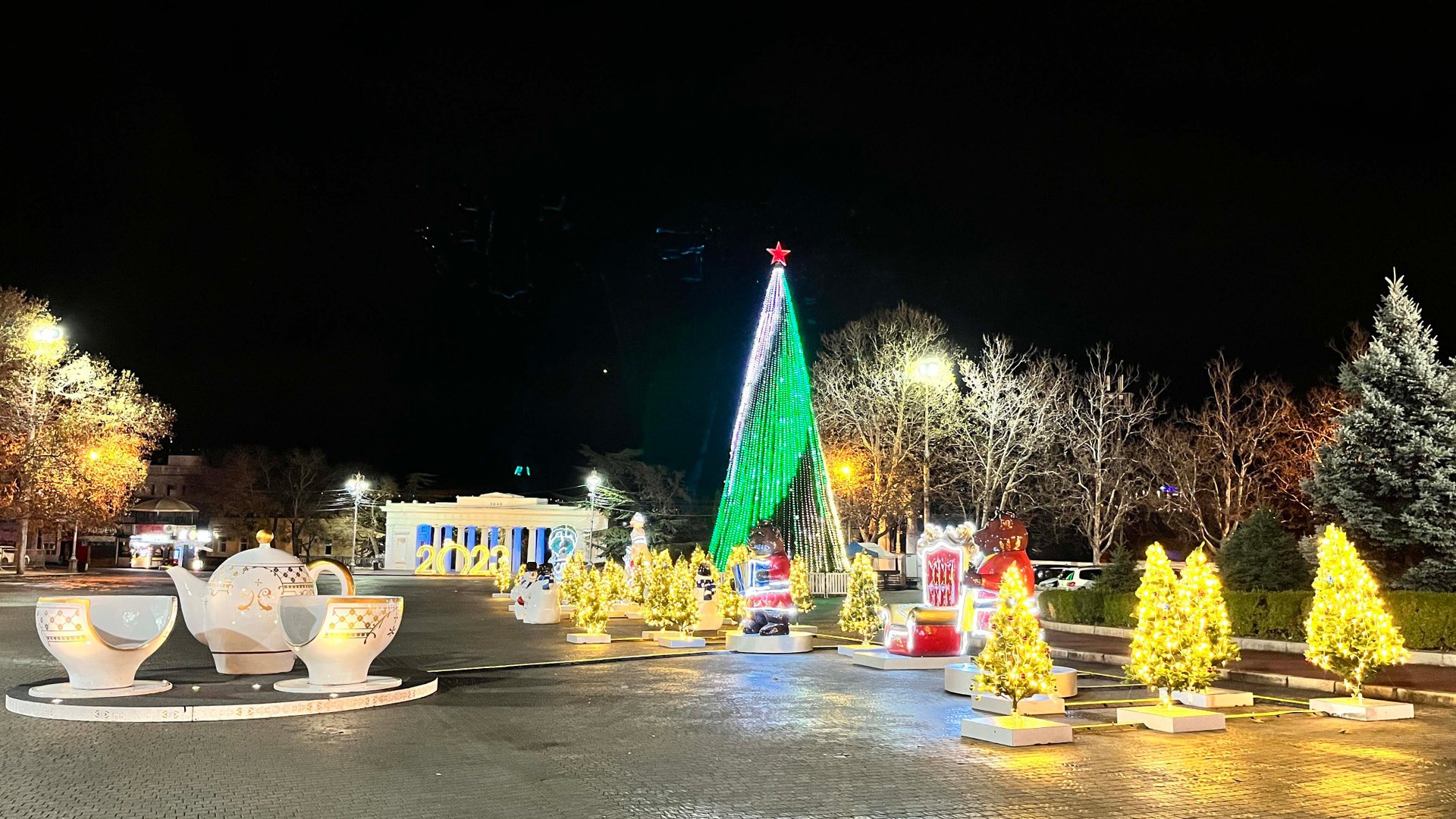 Несмотря НИ НА ЧТО!Севастополь ГОТОВ встречать НОВЫЙ ГОД 2023!Приморский бульвар и площадь Нахимова! смотреть онлайн