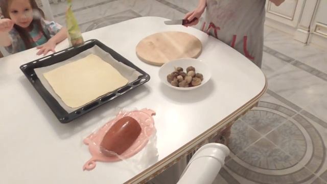 ВЛОГ. КУПИЛИ КОВЁР. SELA СКИДКИ. ПЕЧЁМ ПИЦЦУ С ГРИБАМИ. смотреть онлайн
