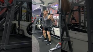 Приседания в наклонном Смите, акцент на ягодицы