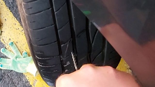 Как быстро заклеить бескамерную шину не снимая колеса. смотреть онлайн