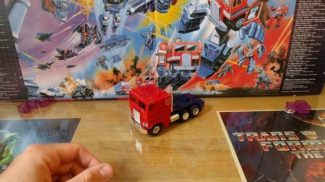 Takara Optimus Prime (G1) / Переиздание KO смотреть онлайн