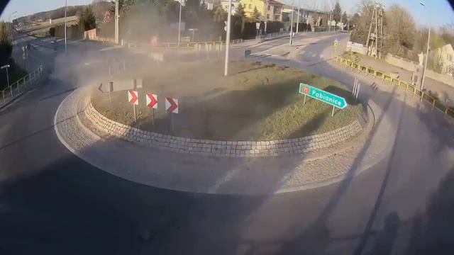 IDIOTI AL VOLANTE - Auto su rotonda a tutta velocità - Goldrake! - 2021 смотреть онлайн