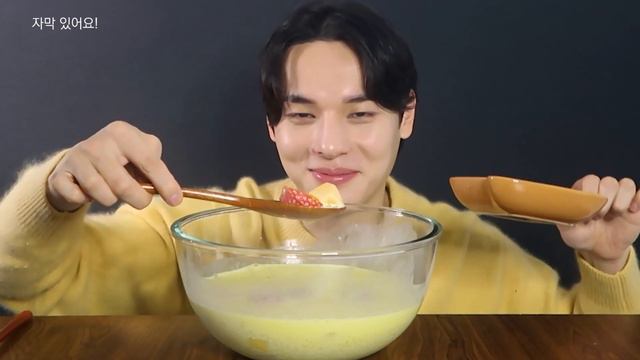 SUB)망고사고먹방! 홍콩식화채! 망고딸기사고! Mango Sago Mukbang! Hong Kong style vegetable salad! смотреть онлайн