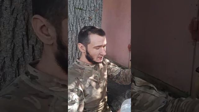 Дружки пленного всушника Стетхема пытаются убить его гранатами смотреть онлайн