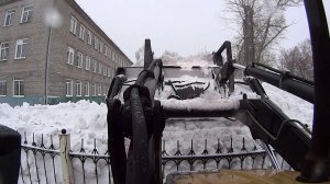 Способ толкать кучу челюстью ковша. Экскаватор погрузчик.