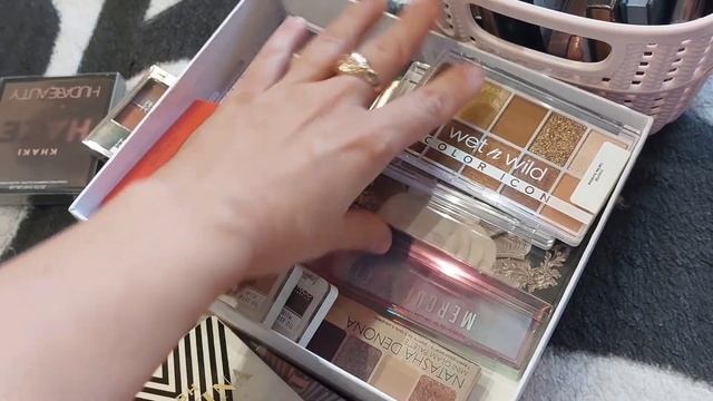 Shop my stash // Капаемся в моих косметических залежах и выбираем косметику для макияжа смотреть онлайн