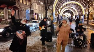 Мумий Тролль - "Медведица", встречаем Старый Новый год на Невском вместе с уличными музыкантами...