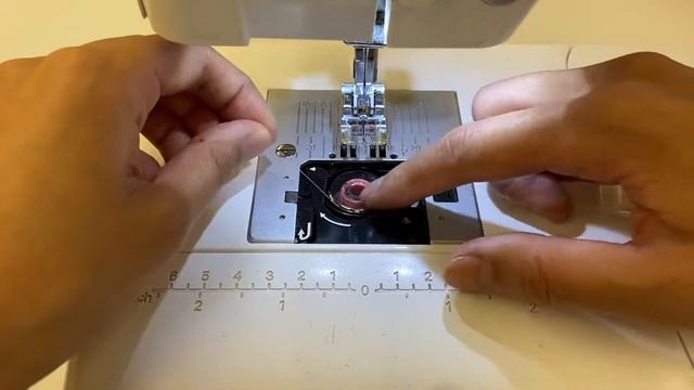 Inserting a bobbin in the Pfaff Ambition Essential смотреть онлайн