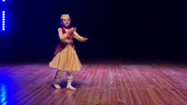 Изетдинова Мавиле, солистка Ансамбля крымскотатарского танца «Амина» Петровского СДК - «Балаклава» смотреть онлайн